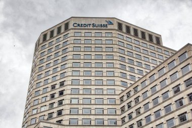 Londra, İngiltere - 8 Temmuz 2016: Credit Suisse Canary Wharf içinde Londra, İngiltere'de bina. Bina da 1 Cabot Meydanı denir.