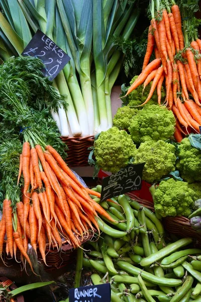 London Borough Market Precios Zanahorias Puerros Romanesco Habas Puesto Verdulería —  Fotos de Stock