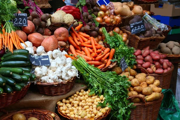 London Borough Market Чеснок Импортный Картофель Свекла Морковь Цены Рынке — стоковое фото
