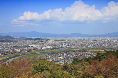 Kyoto şehri, Japonya. Katsura Nehri, Arashiyama ve Ukyo Koğuşu ile hava manzarası.