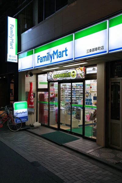 エイプリル社2012年17日 京都のファミリーマートコンビニ ファミリーマートは日本最大級のコンビニエンスストアチェーンです — ストック写真