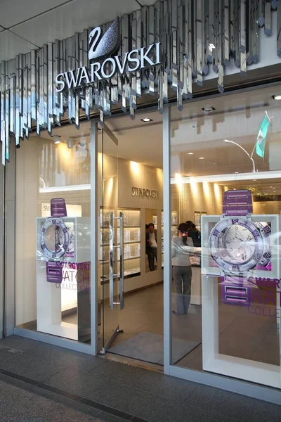エイプリル社2012年7月17日 京都のスワロフスキージュエリー店 スワロフスキーは ジュエリー 双眼鏡やファッションアクセサリーに特化したガラスのオーストリアのプロデューサーです — ストック写真