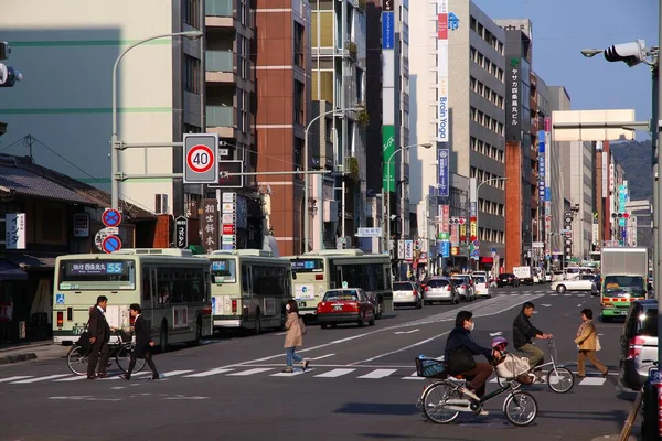 エイプリル社2012年7月17日 京都市内の交通量 京都は日本最大の都市の一つです — ストック写真