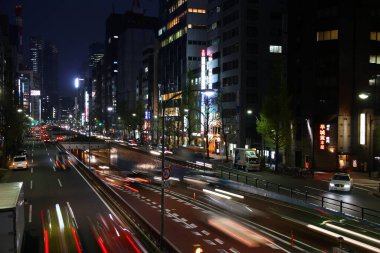 TOKYO, JAPONYA - 13 NİSAN 2012: Tokyo Shinjuku bölgesinde insanlar araba kullanıyor. Shinjuku, Tokyo 'nun en işlek bölgelerinden biridir ve birçok uluslararası şirket merkezi burada bulunmaktadır..
