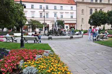 KOSICE, SLOVAKIA - 27 AĞUSTOS 2012: İnsanlar Kosice, Slovakya 'yı ziyaret ediyor. Kosice, Slovakya 'nın ikinci büyük şehridir..