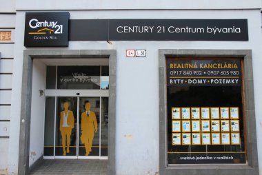 KOSICE, SLOVAKIA - 27 Ağustos 2012: Kosice, Slovakya 'daki Century 21 emlak ajansı. Kosice, Slovakya 'nın ikinci büyük şehridir..