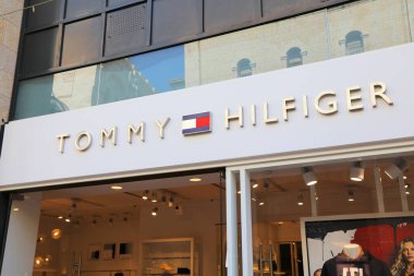 JERUSALEM, ISRAEL - 28 Ekim 2022: Tommy Hilfiger Moda Mağazası Kudüs 'teki Alrov Mamilla Avenue alışveriş merkezinde