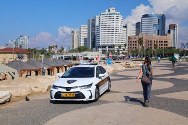 TEL AVIV, ISRAEL - 2 Kasım 2022: Tel Aviv, İsrail 'de Toyota polis arabası. İsrail Polisi, İsrail 'in sivil polis gücü..