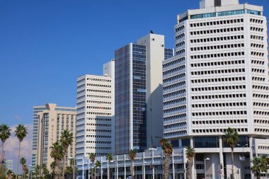 TEL AVIV, ISRAEL - NOVEMBER 2, 2022: Tel Aviv, İsrail 'deki Neve Tzedek mahallesinin kenarında modern gökyüzü. Tel Aviv, İsrail 'in ekonomik ve teknolojik merkezidir..
