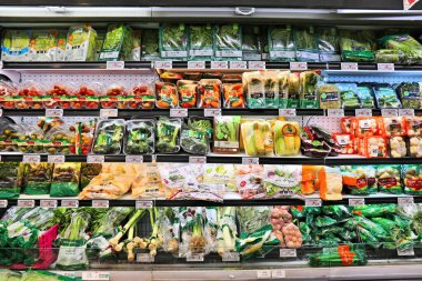 TEL AVIV, ISRAEL - Kasım 2, 2022: Tel Aviv, İsrail 'deki genel bir market buzdolabında sebze fiyatları.