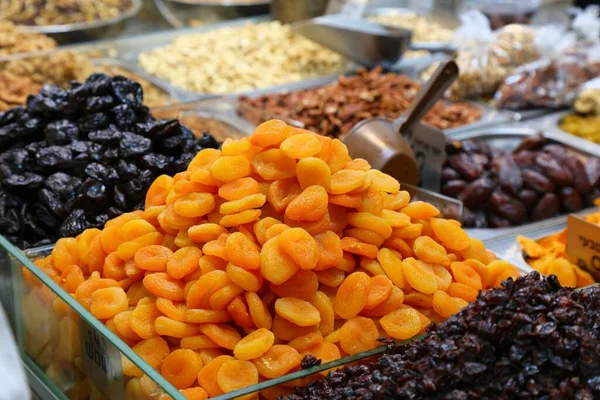 乾燥したアプリコットフルーツとプルーン エルサレムのマハーネ イェフダ市場 またはシュク でのイスラエル料理 — ストック写真