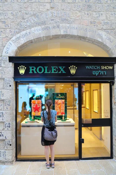 Jerusalem Israel Październik 2022 Shopper Odwiedza Luksusowy Sklep Zegarkami Rolex — Zdjęcie stockowe
