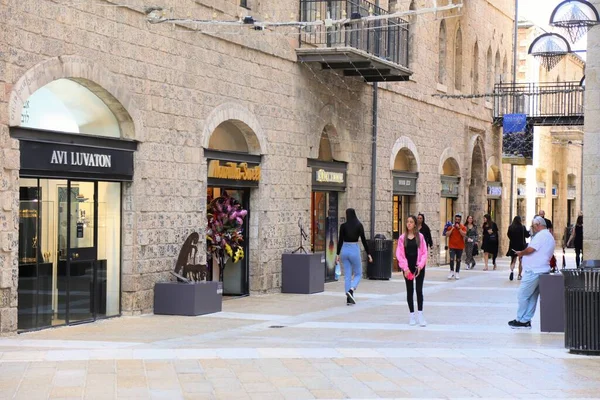 Jerusalem Israel Październik 2022 Kupujący Odwiedzają Sklepy Odzieżowe Alrov Mamilla — Zdjęcie stockowe