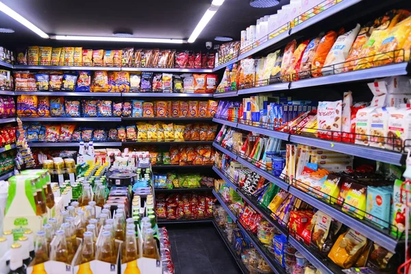 Tel Aviv Israel November 2022 Édességek Harapnivalók Egy Általános Élelmiszerboltban — Stock Fotó