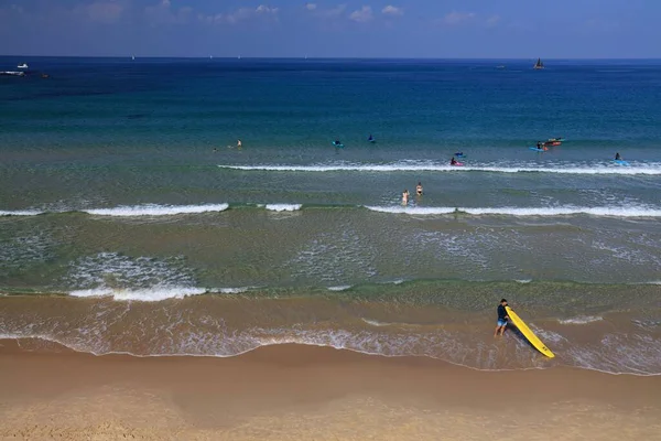 Tel Aviv Israel November 2022 Szörfösök Gyakorlása Egy Napos Napon — Stock Fotó