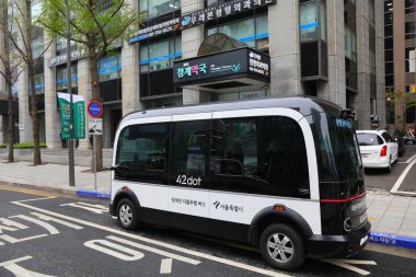 SEOUL, Güney Kore - 6 Nisan 2023: 42 'de Güney Kore' nin en büyük kenti Seul 'de sürücüsü olmayan otonom elektrikli servis otobüsü kullanımda. Araç Hyundai Motor Group ile birlikte tasarlandı..