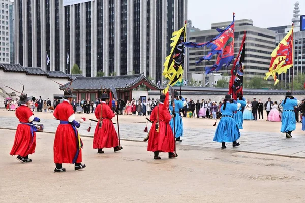 stock image SEOUL, SOUTH KOREA - APRIL 6, 2023: Change of guard ceremony in Gyeongbokgung Palace grounds in Seoul, biggest city in South Korea.