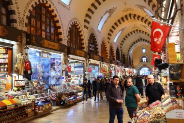 ISTANBUL, TURKEY - 25 Mart 2023: İnsanlar İstanbul, Türkiye 'deki Spice Bazaar' ı (Mısır Pazarı olarak da bilinir) ziyaret ediyor. Baharat pazarı İstanbul 'un Eminonu semtinde yer almaktadır..