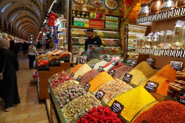 ISTANBUL, TURKEY - 25 Mart 2023: İnsanlar İstanbul, Türkiye 'deki Spice Bazaar' ı (Mısır Pazarı olarak da bilinir) ziyaret ediyor. Baharat pazarı İstanbul 'un Eminonu semtinde yer almaktadır..