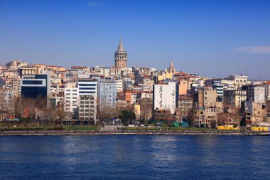 İSTANBUL, TURKEY - 25 Mart 2023: İstanbul, Beyoğlu 'nda Altın Boynuz' un kuzey kıyısındaki Galata ve Karaköy Mahallesi.