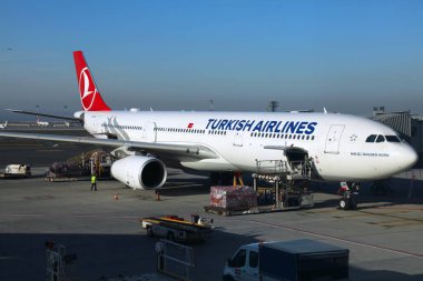 ISTANBUL, TURKEY - 25 Mart 2023: Türkiye 'deki İstanbul Uluslararası Havalimanı' nda Türk Havayolları Airbus A330 uçağı.