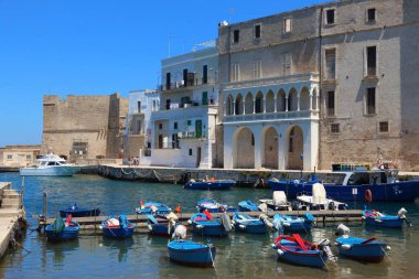 Güzel İtalya. İtalya 'da balıkçılık limanı - Apulia' da Monopoli kasabası.