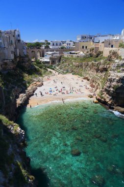 İtalya - Karabasan Polignano. Old Town 'un altındaki sahil.