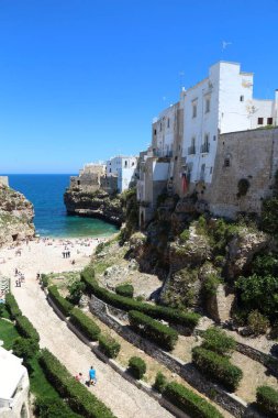 İtalya - Karabasan Polignano. Old Town 'un altındaki sahil.