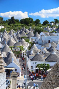 ALBEROBELLO, İtalya - 29 Mayıs 2017: insanlar Alberobello, İtalya 'yı ziyaret ediyor. Alberobello ve Trulli evleri UNESCO 'nun Dünya Mirası Alanıdır.