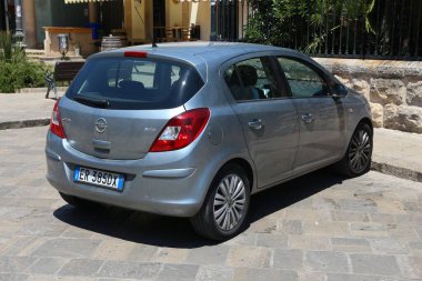 NARDO, İtalya - 30 Mayıs 2017: Opel Corsa hatchback şehir arabası Nardo, İtalya 'da bir sokağa park edildi. İtalya 'da 41 milyon motorlu araç kayıtlı..