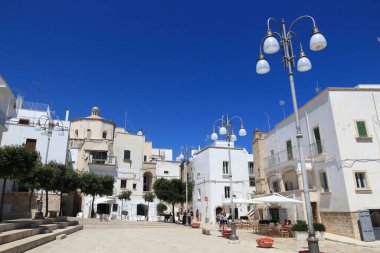 POLİGNANO A MARE, İtalya - 29 Mayıs 2017: İnsanlar İtalya 'nın Apulia kentindeki Polignano a Mare Old Town' u ziyaret ediyor. Yıllık 50 milyon ziyaretçiyle İtalya, en çok ziyaret edilen ülkelerden biri oldu..