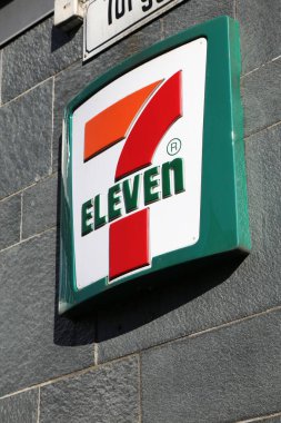 Bergen, Norveç - 23 Temmuz 2020: 7-Eleven marketi, Bergen, Norveç. 7-Eleven, 46.000 'den fazla mağazası olan dünyanın en büyük market ruhsatçısı..