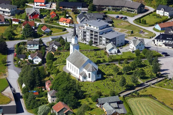 Naustdal Cidade Igreja Noruega Igreja Branca Cemitério — Fotografia de Stock
