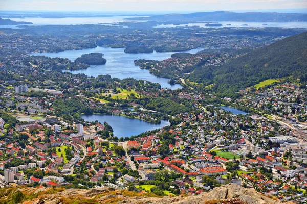 ノルウェーのベルゲン市 アルスタードとミンデ地区の夏の空中風景 — ストック写真