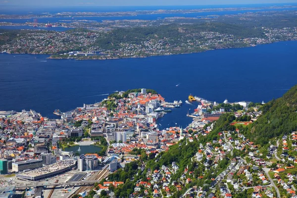 ノルウェーのベルゲン市 ベルゲントハウスとブリッゲン地区のダウンタウンの夏の空の景色 — ストック写真