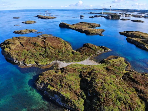 挪威群岛无人驾驶飞机视图 罗加兰县的岛屿景观与豪格森德附近 风力涡轮机 — 图库照片
