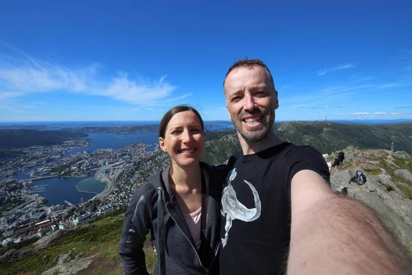 ノルウェーのハイキングエリアでカップル旅行者の自撮り 山道ベルゲン市の上にウルリケン 屋外レクリエーション活動 — ストック写真