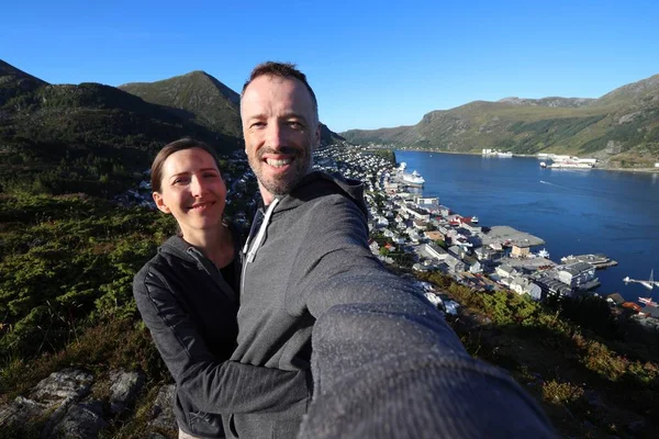 Paar Reizigers Selfie Noorse Stad Maloy Vagsoy Eiland Reizigers Voor — Stockfoto