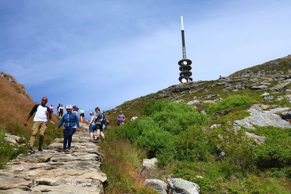 Берген Норвегія Липня 2020 Люди Їдуть Ульрікенського Гірського Стежки Щоб — стокове фото