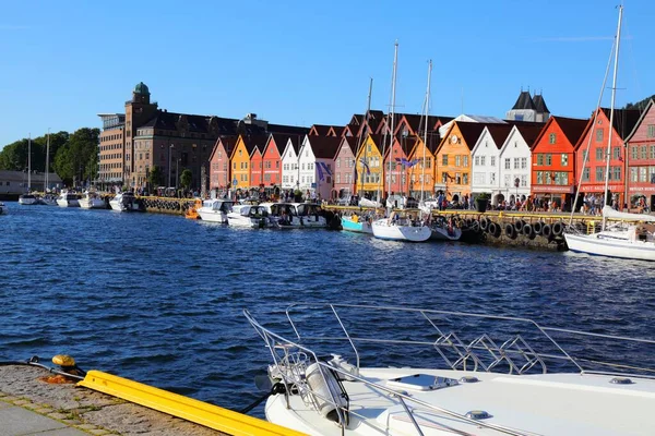 Bergen Norvegia Luglio 2020 Gente Visita Distretto Bryggen Bergen Norvegia — Foto Stock