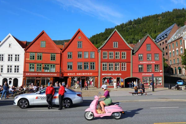 Bergen Norwegia Lipiec 2020 Ludzie Odwiedzają Dzielnicę Bryggen Bergen Norwegii — Zdjęcie stockowe