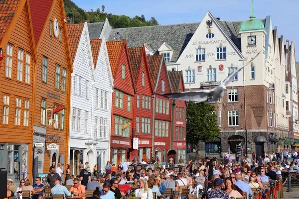 Bergen Norveç Temmuz 2020 Nsanlar Norveç Bryggen Ilçesini Ziyaret Ediyor — Stok fotoğraf