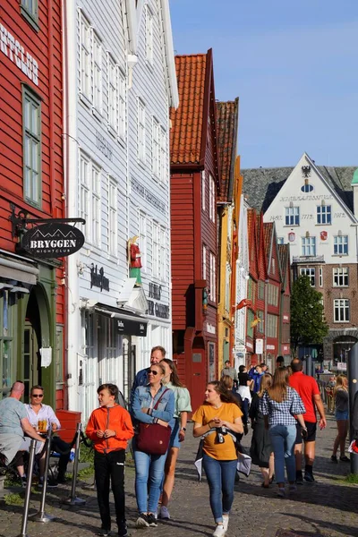 Bergen Norsko Června 2020 Lidé Navštěvují Norskou Čtvrť Bryggen Bergenu — Stock fotografie