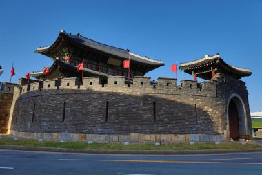 Suwon şehri, Güney Kore. Hwaseong Kalesi 'nin Paldalmun kapısı. UNESCO Dünya Mirası Alanı.