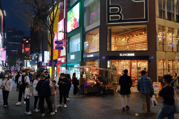 Seoul Zuid Korea April 2023 Mensen Bezoeken Myeongdong Winkelgebied Seoul — Stockfoto