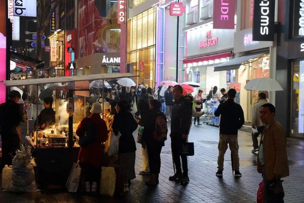 Seoul Coréia Sul Abril 2023 Pessoas Visitam Myeongdong Shopping District — Fotografia de Stock