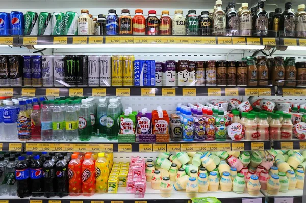 코레아 2023 서울에 식료품 점에서 음료를 통조림하고 담아서 — 스톡 사진