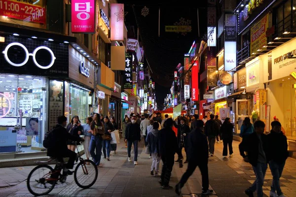Suwon South Korea エイプリル社2023年8月8日 水原のダウンタウンにある水原駅ロデオ通りでのナイトライフ 韓国最大の都市の一つである — ストック写真