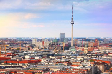 Berlin, Almanya. Başkent mimarisi televizyon kulesiyle hava görüntüsü.