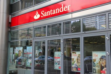 BERLİN, ALMANY - 26 AĞUSTOS 2014: Berlin 'deki Santander Bank şubesi. Santander Grubu dünyanın en büyük bankacılık gruplarından biridir..